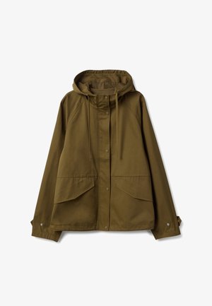 Giacca verde oliva con cappuccio, bottoni a pressione frontali, cappuccio con coulisse regolabile, tasche con pattina e maniche lunghe con polsini a pressione.