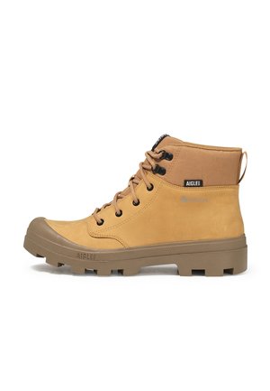 Botte montante à lacets couleur tan avec semelle robuste, col en tissu durable, et étiquettes Gore-Tex et Aigle de marque sur le côté et la languette.