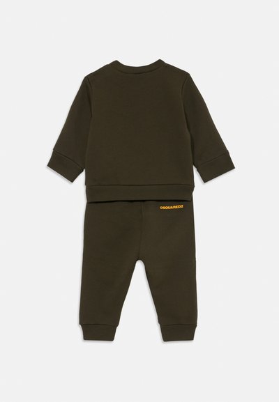 Tumši zaļš toddler džemperis un bikses ar ribotām malām, uz biksēm ir neliels dzeltenais "DSQUARED2" logo uz jostas.