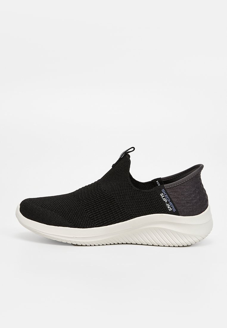 Svarta slip-on sneakers har ett texturerat stickat överdel, en vadderad krage och en vit, texturerad gummiyttersula. Accentuerande detaljer inkluderar en logotag.
