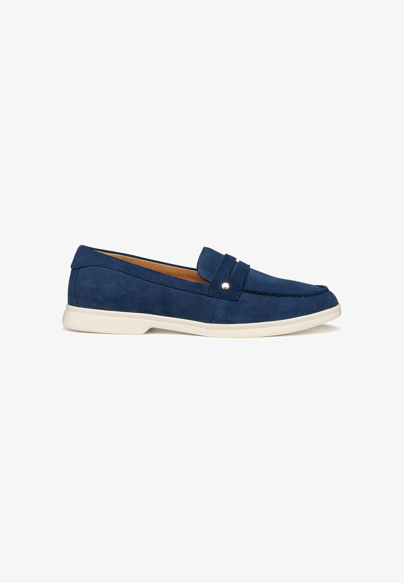 Mocassin en daim bleu marine avec semelle blanche, couture moc toe et bride décorative avec clou métallique sur le côté.