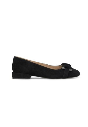 Ballerines noires en daim avec un bout pointu, dotées d'un accent en nœud et d'un petit talon bloc, texture lisse et design minimaliste.