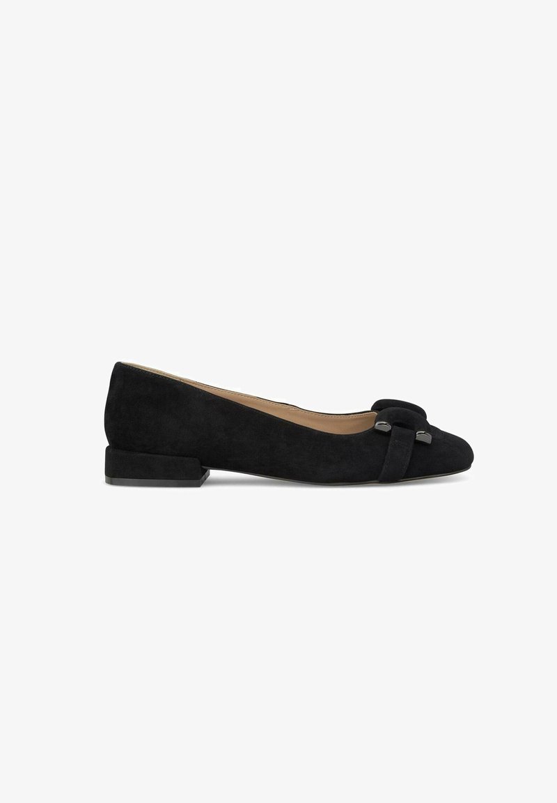 Ballerines noires en daim avec un bout pointu, dotées d'un accent en nœud et d'un petit talon bloc, texture lisse et design minimaliste.