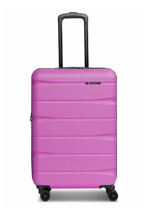 Valise cabine rigide rose vif avec poignée télescopique noire et quatre roues pivotantes noires sur fond blanc.