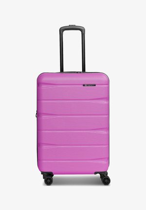 Valise cabine rigide rose vif avec poignée télescopique noire et quatre roues pivotantes noires sur fond blanc.