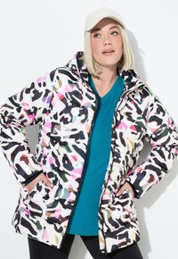 Veste rembourrée avec un imprimé abstrait multicolore agrémenté de détails noirs, roses et verts ; elle possède une fermeture éclair et des poches latérales.