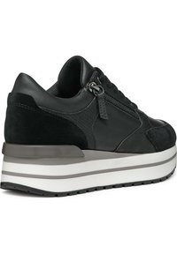 Sneaker nera con un mix di pelle liscia e scamosciata. Suola intermedia bianca spessa e pannello laterale testurizzato, con dettaglio della zip laterale.