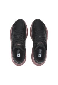 Zapatillas deportivas negras con una superposición texturizada y suela brillante en color rosa. Presentan un diseño de cordones y una etiqueta de marca en la lengüeta para mayor estabilidad.