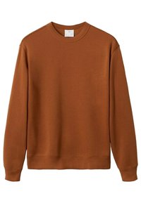 Hnědý crewneck svetr vyrobený z jemné texturované tkaniny. Má dlouhé rukávy a uvolněný střih s vroubkovanými manžetami a lemem.