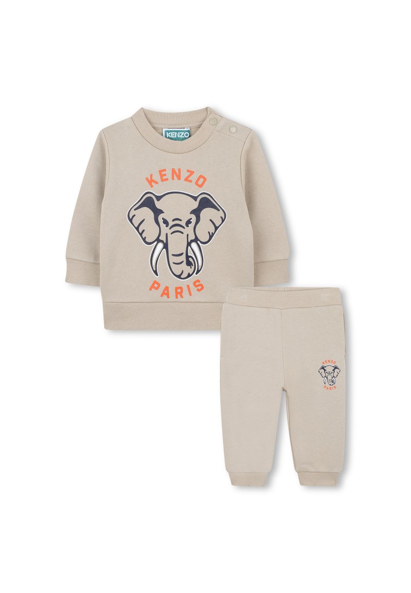 Ensemble en beige composé d'un sweat-shirt et d'un pantalon, avec un graphisme d'éléphant, le texte "KENZO PARIS", des poignets côtelés et une taille élastique sur le pantalon.