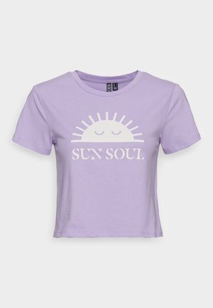 Vaaleanlila lyhythihainen T-paita, joka on valmistettu pehmeästä puuvillasta. Paidassa on valkoinen aurinkokuvio, jolla on suljetut silmät ja sen alla teksti "SUN SOUL". Lyhyet hihat.