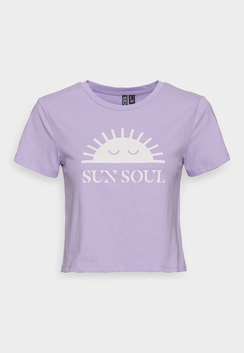 Camiseta recortada de lavanda hecha de algodón suave, con un gráfico de sol blanco con ojos cerrados y el texto "ALMA SOL" debajo. Mangas cortas.