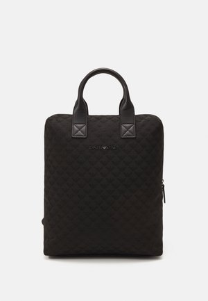 Czarna torba typu tote Emporio Armani z teksturowanym wzorem, krótkimi, zaokrąglonymi uchwytami i logo umieszczonym na środku z przodu.