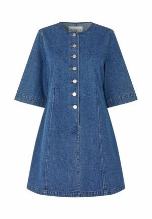Jeanskleid mit Rundhalsausschnitt, 3/4-Ärmeln, vorderem Knopfverschluss und seitlichen Taschen. Helles Blau und glatte Textur.