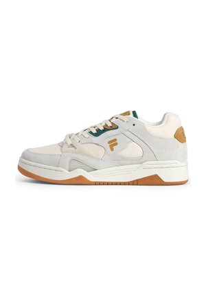 Sneaker bianco e beige con tomaia in suede, dettagli verde e suola in gomma. Presenta un collo imbottito e un dettaglio del logo distintivo.
