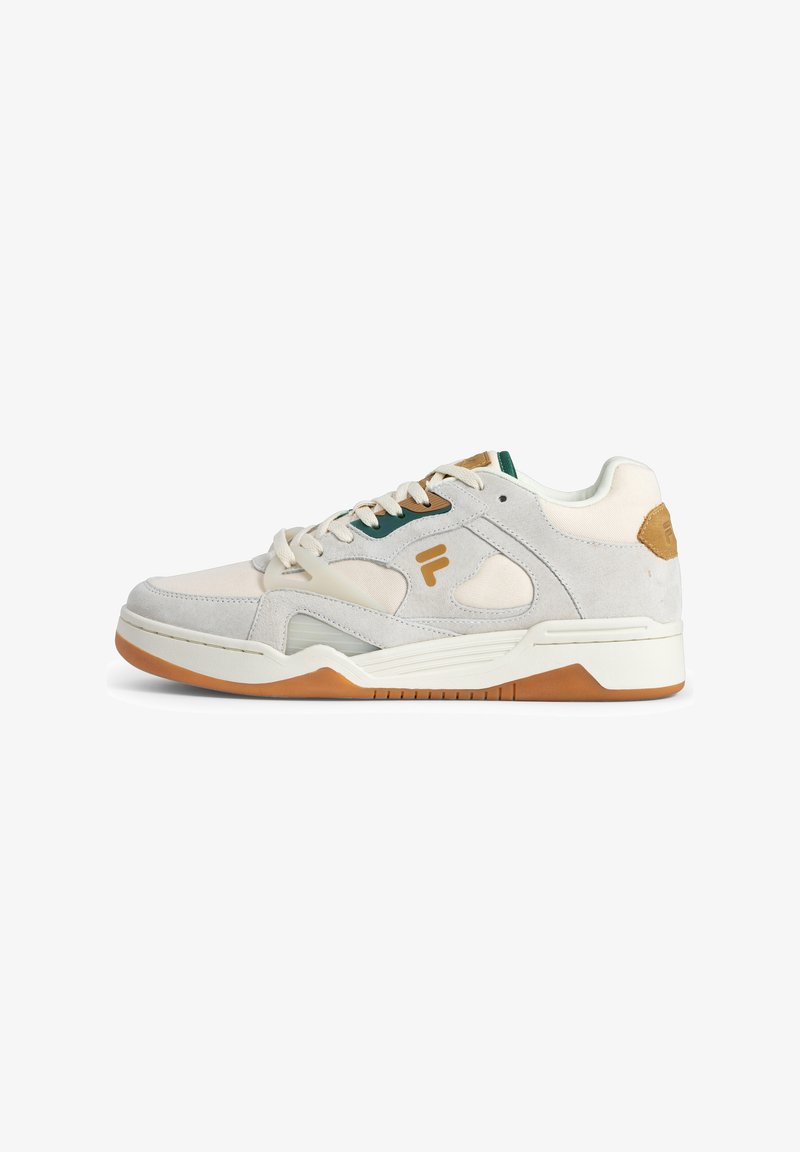 Zapatilla blanca y beige con parte superior de ante, acentos verdes y suela de goma. Cuenta con un cuello acolchado y detalle del logo distintivo.