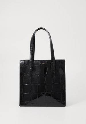Sac fourre-tout en simili cuir noir avec un motif crocodile, finition brillante, forme rectangulaire et deux poignées plates. L'avant présente le logo de la marque.