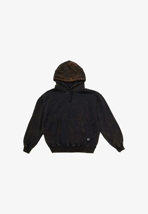 Felpa nera con tasca a marsupio, cappuccio regolabile con coulisse e polsini a coste. Presenta un effetto tie-dye sottile e una piccola etichetta del logo sull'orlo.