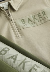 Baker by Ted Baker JOGGERS SET REGULAR FIT - Pikkade varrukatega topp - khaki green