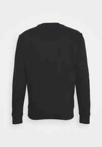 Svart sweatshirt, bomullsblandning, långa ärmar, rund halsringning, ribbade muddarna och fållen, jämn yta, enkel design utan synliga logotyper eller mönster.