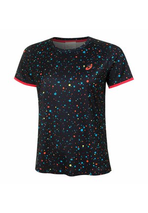 Camiseta de manga corta negra con manchas de colores en rojo, azul y amarillo. Presenta un cuello y puños en rojo contrastantes.