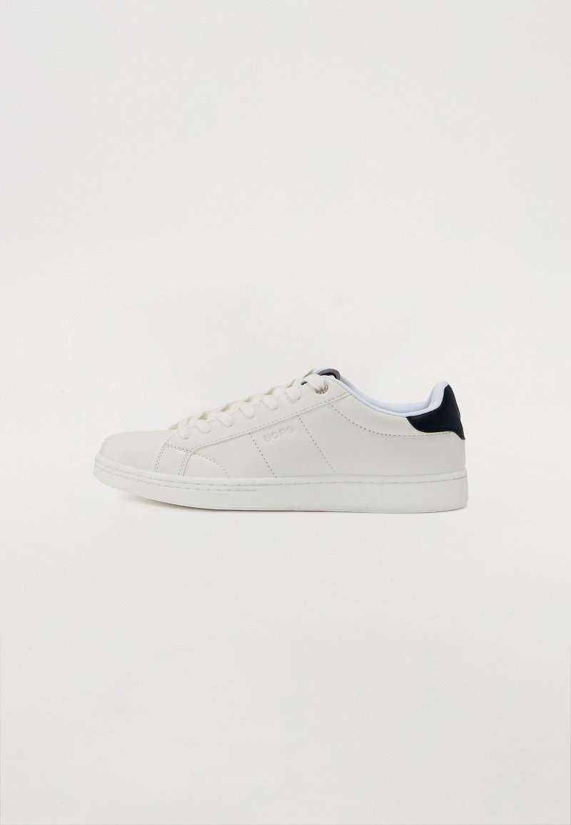 Hvit lær sneaker med rund tå, flat såle og marineblå aksent ved hælen. Har et snørelukking og subtilt sydd detaljering.