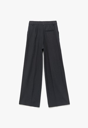Kraftvolle, weit geschnittene Hose aus dunkelgrauem Stoff mit vertikalen Streifen, ausgestattet mit vorderen Falten und einer Gesäßtasche für zusätzlichen Detail.