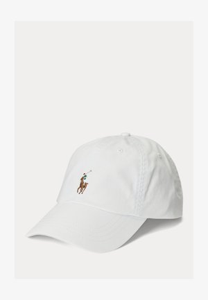 Hvit bomullsbaseballcaps med brodert logo av en polospiller på forsiden, med buet skygge og detaljerte sømmer.
