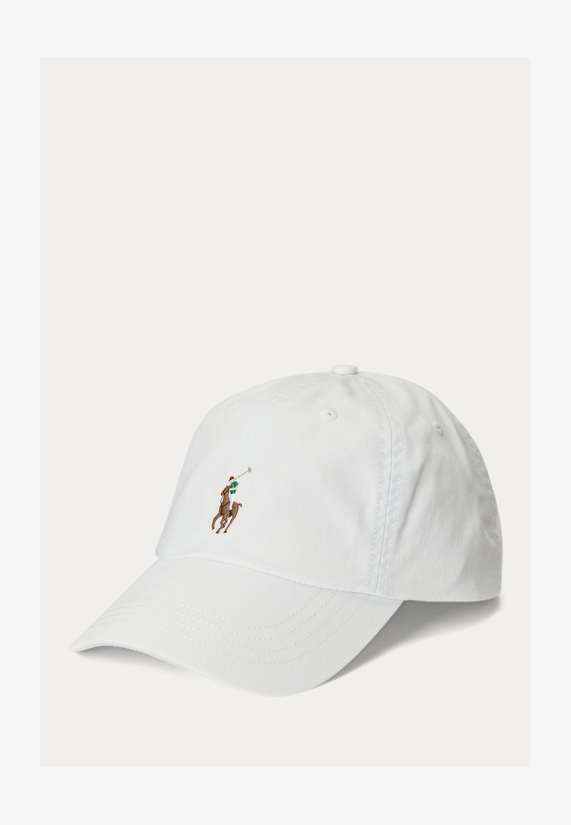 Boné de beisebol branco em algodão, com um logo bordado de um jogador de polo na frente, viseira curva e detalhes costurados.