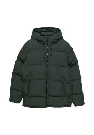 Tamnozelena puf jakna s kapuljačom, koja sadrži prednji rajsferšlus, dva bočna džepa i kvačeni teksturirani materijal za izolaciju.