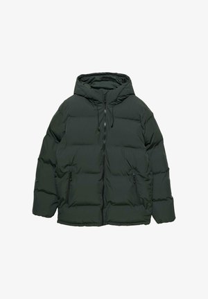 Tmavozelená puffer bunda s kapucňou, so zapínaním na zips vpredu, dvoma bočnými vreckami a prešívanou štruktúrou pre izoláciu.