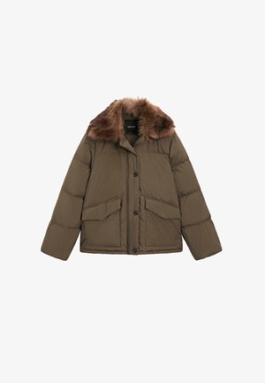 Brun polstret jakke med faux fur krave, der har to forlommer og knaplukninger. Glat tekstur og boksformet design.