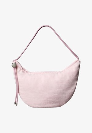 Měkká růžová půlměsíčková taška přes rameno s nastavitelným řemínkem, kovovým zarážetkem a jemným raženým logem "cK" uprostřed přední části.