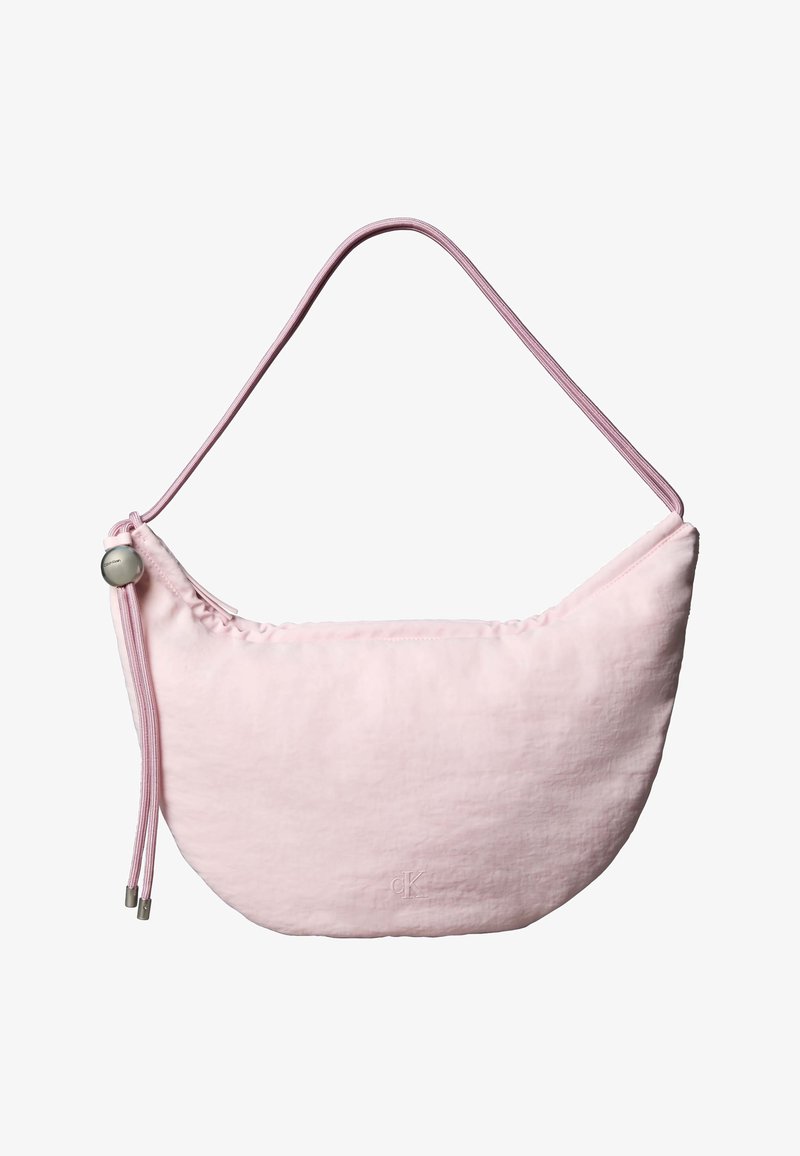 Ροζ απαλό τσάντα ώμου σε σχήμα ημισελήνου με ρυθμιζόμενο κορδόνι, μεταλλικό στοπ και διακριτικό ανάγλυφο λογότυπο "cK" στο κέντρο μπροστά.