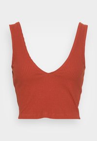 Haut court rouge côtelé avec un col en V profond et des bretelles larges. Le tissu semble doux avec une finition texturée, mettant en valeur une silhouette ajustée.