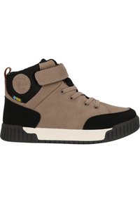 Sneaker montante avec une tige synthétique beige, des accents noirs, une semelle en caoutchouc et une sangle Velcro. Présente des détails brodés et une étiquette imperméable.
