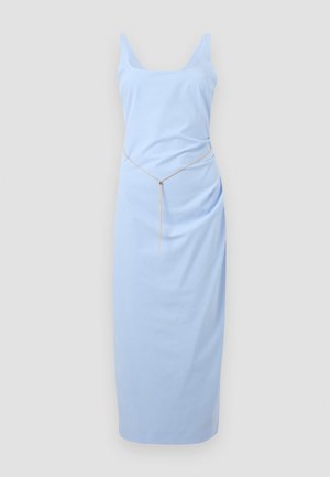 Robe midi bleu clair sans manches avec décolleté carré et fine ceinture chaîne dorée drapée à la taille.