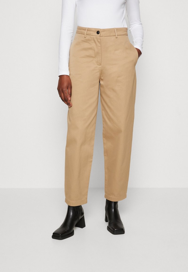 Pantaloni beige con design a gamba dritta, realizzati in tessuto di cotone liscio, dotati di tasche laterali, passanti per la cintura e chiusura frontale con bottone.