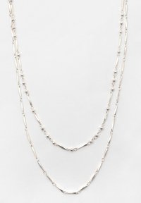 Collana a strati in argento con ovali allungati e accenti sferici, creando un design texture con una finitura lucida.