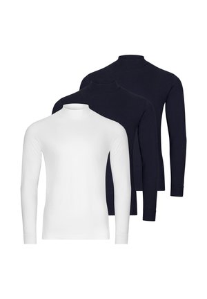 Drei langärmelige, Stehkragen-Shirts gestapelt, mit einem weißen Shirt vorne und zwei schwarzen Shirts dahinter vor weißem Hintergrund.