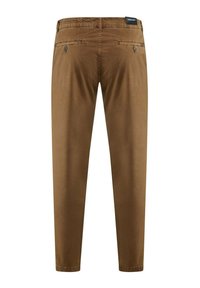 Chino marroni realizzati in un tessuto leggero e liscio. Caratterizzati da due tasche posteriori e un design a gamba dritta. Vita semplice con etichetta del logo.