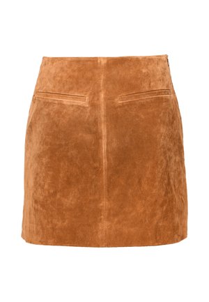 Mini-jupe en daim marron à texture lisse, dotée de deux poches arrière et d'une silhouette droite. Fermeture éclair sur le côté.