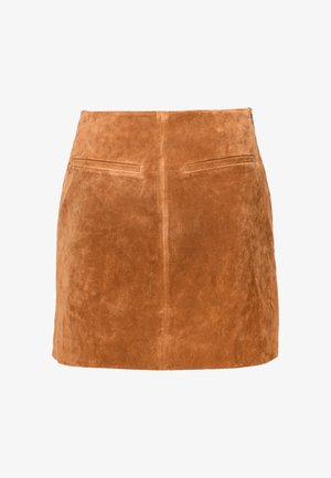 Bruine suède minirok met een gladde textuur, voorzien van twee achterzakken en een rechte silhouet. Ritssluiting aan de zijkant.