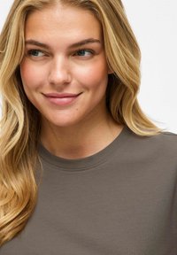 VILA NORA S/S NOOS - T-shirts basic - brown