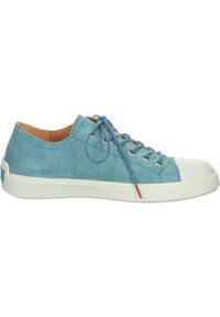 Hellblaue Wildledersneaker mit einer weißen Gummikappe an der Zehe, flachen Schnürsenkeln und einer strukturierten Sohle. Verfügt über Metallösen und einen roten Akzent in der Nähe der Ferse.