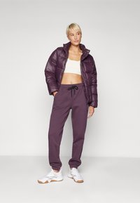 Fabletics COZY GO TO SWEATPANT - Donji dijelovi trenirke - deep plum