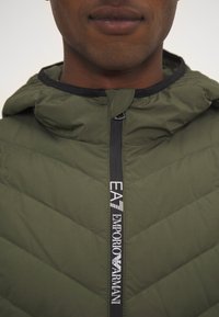 EA7 Emporio Armani TRAIN PREMIUM  JACKET - Jakna ispunjena paperjem - verde scuro