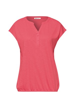Blusa rosa coral de mujer con mangas cortas tipo capa, escote en V, tres botones delanteros y dobladillo elástico.