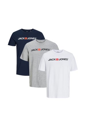 Tre t-shirt a maniche corte Jack & Jones in blu navy, grigio chiaro e bianco, ciascuna con il logo del marchio sul petto.