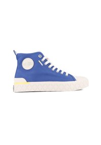 Sneaker alta in canvas blu, con un patch rotondo del logo, lacci bianchi, punta in gomma bianca e suola testurizzata bianca con un accento giallo.